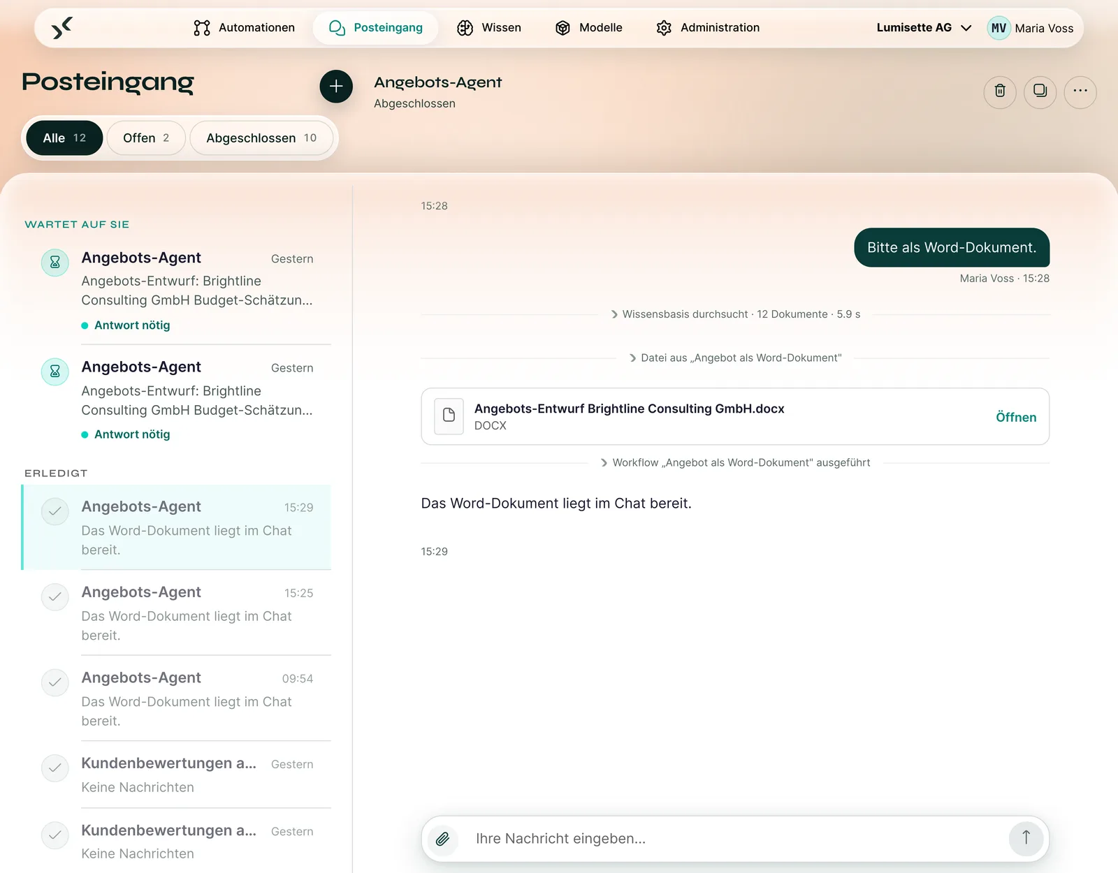 Posteingang im AI Kit: Der Angebots-Agent hat einen Angebots-Entwurf als Word-Datei im Chat abgelegt, darüber die Zeilen „Wissensbasis durchsucht“ und „Workflow ausgeführt“.